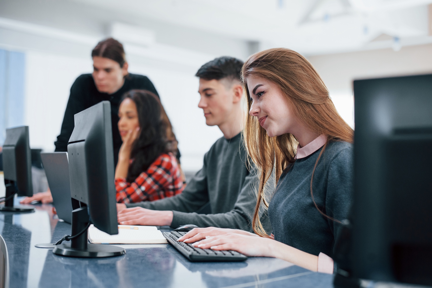 Computer screens. Group of young people in casual clothes working in the modern office. SSUCv3H4sIAAAAAAAEAJ2RTW7DIBCF95V6B4t1LCUG23WvEnUxhkmMQiAC3CqKcveCCdWsu2O+x/y8mcf7W9OwGYKW7LN55CjF2pg1RA9RO5vwfvfiHq1CTwkqHZ3XYCicIcrFwhUTtKsxGT83kYUIcQ0YcrMXkhDxnGoU+FeiTHQscVOFTUwZSWJsR1hY541V9Nz9O7M8vqobOKOV921gYsSjQShGjuUru/xE9FdqDValHXH17SSY/IGTSjevpbZnkubism25pkm32ujvdHJmnLvBbPKKT6kmVr5ACOm7qpw0kumm7kr6WBc3A6+qTKVL5PDAu30nho+O854Ph8M0sno9Jy9aUYvloItOkr8TrvMEDKeh7/hpaiclRCv6cd/O/YitEDD0YvwY+omnxT9/ASvcLpOHAgAA